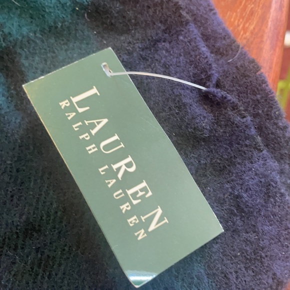Ralph Lauren Wool Scarf with tiny hioles - Picture 2 of 7